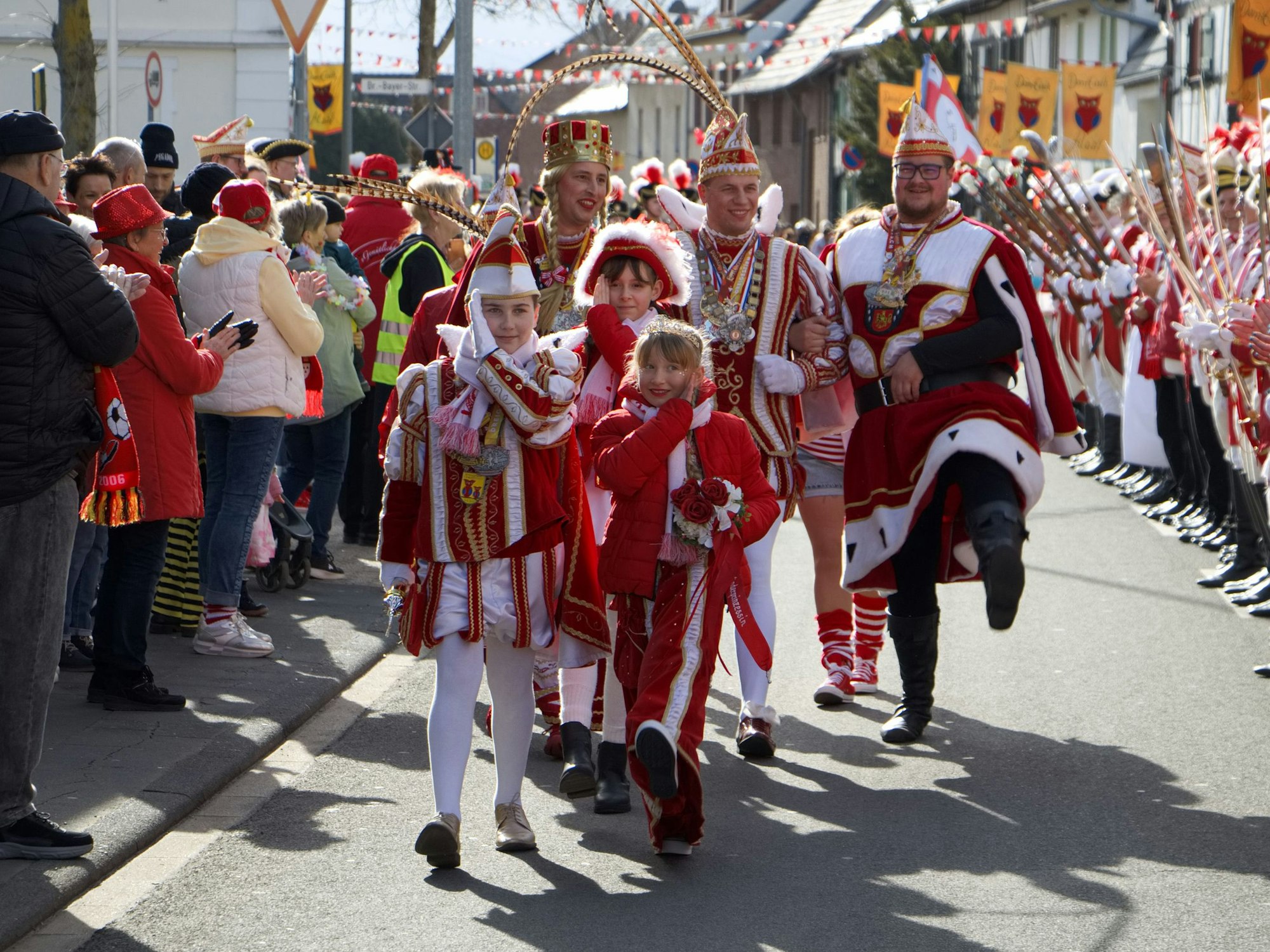 Der Aufmarsch des hohen karnevalistischen Adels entlang des Zuges ist ein weiterer Höhepunkt im Dom-Escher Karneval.