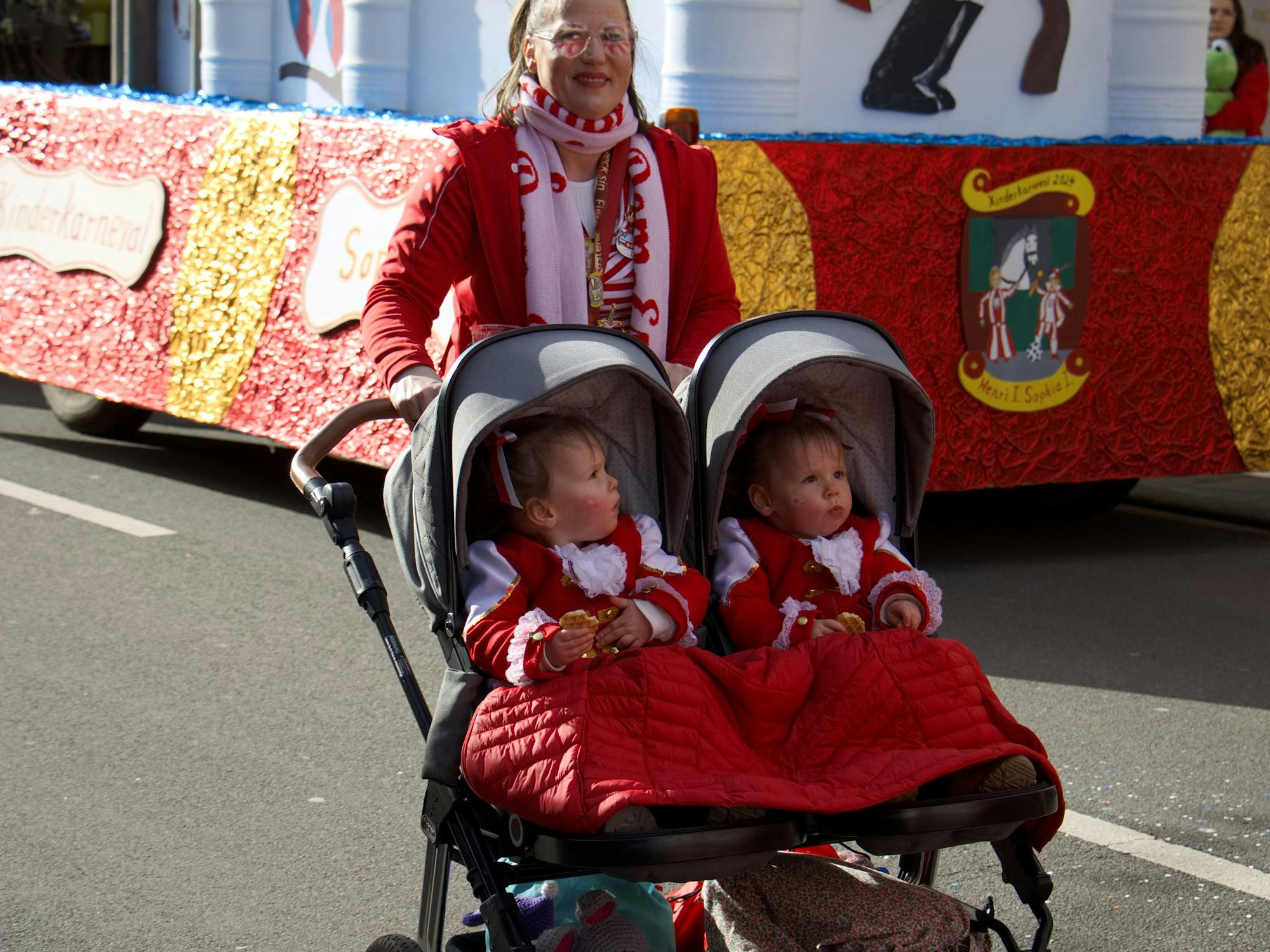 Schon die Allerkleinsten lernen die wichtigen Farben Rot und Weiß im Karneval in Dom-Esch kennen. 