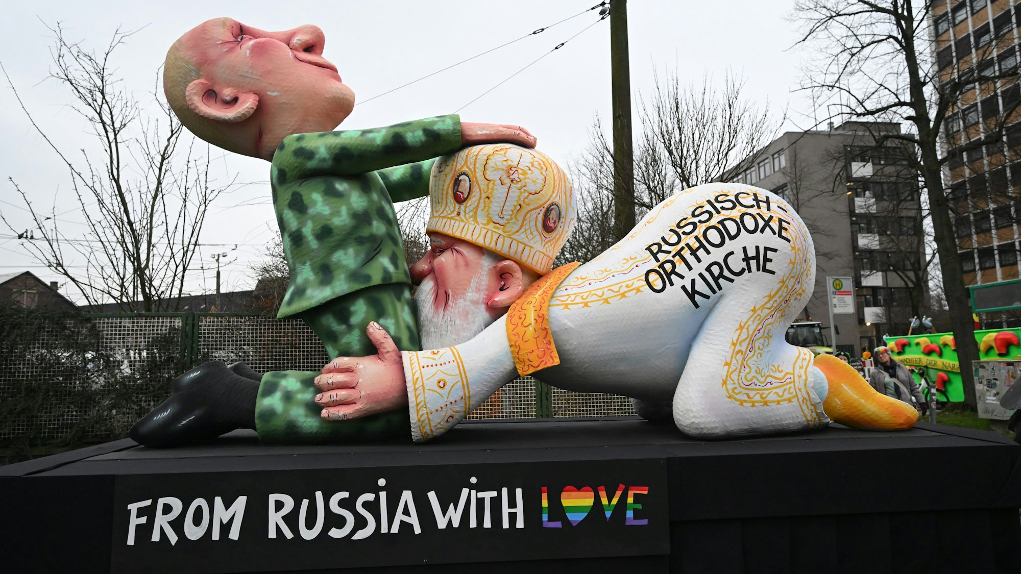 Persiflagewagen beim Rosenmontagszug 2024 in Düsseldorf: Russlands Präsident Wladimir Putin und Patriarch Kyrill von Moskau zeigen ihre Verbindung.