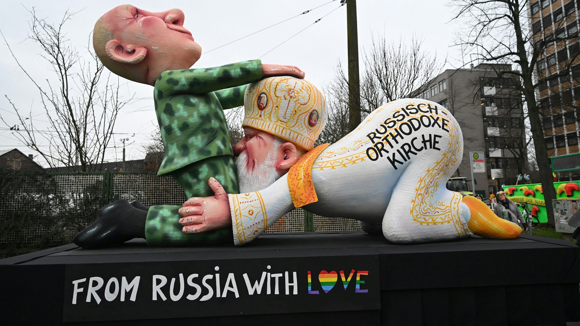 „From Russia With Love“: Der Persiflagewagen beim Düsseldorfer Rosenmontagszug 2024 zeigt Machthaber Wladimir Putin und Patriarch Kyrill I. beim Oralsex.