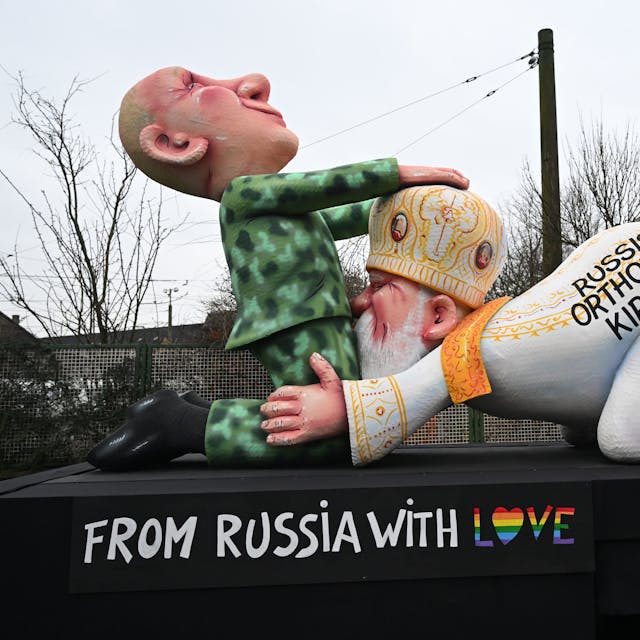 „From Russia With Love“: Der Persiflagewagen beim Düsseldorfer Rosenmontagszug 2024 zeigt Machthaber Wladimir Putin und Patriarch Kyrill I. beim Oralsex.