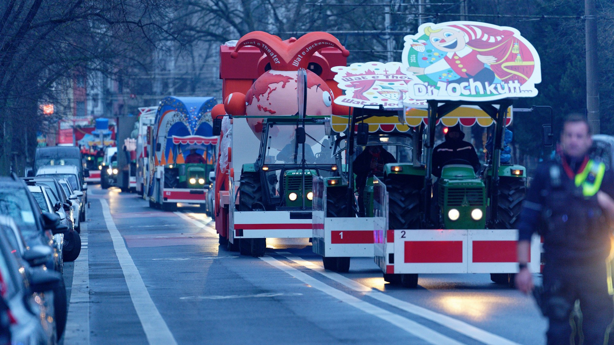Die ersten Karnevalswagen fahren am frühen Morgen vor dem Rosenmontagszug zu ihrem Startpunkt.