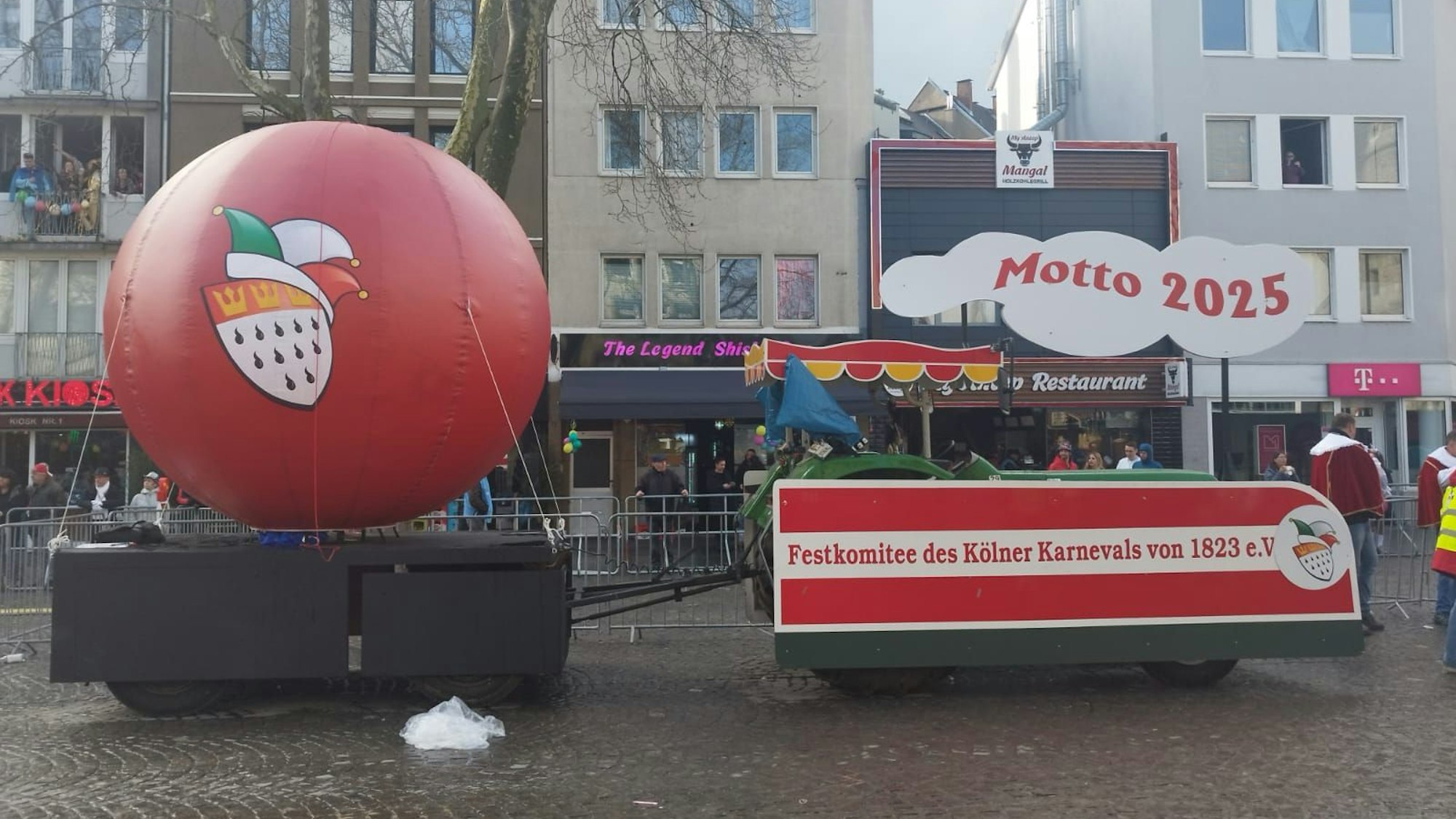 Mottowagen mit dem Motto für die neue Session im Kölner Karneval