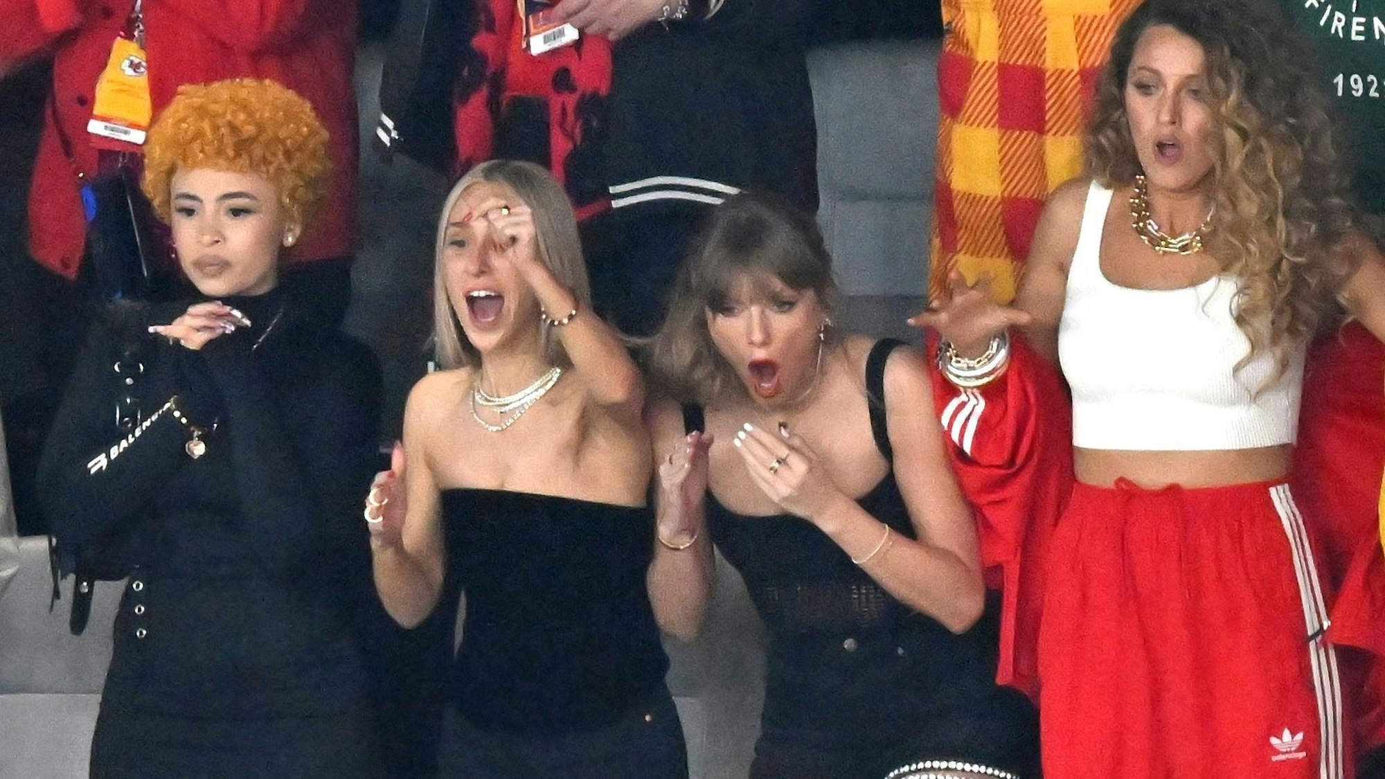 Ice Spice (l-r), Ashley Avignone, Taylor Swift und Blake Lively reagieren auf das Spiel.