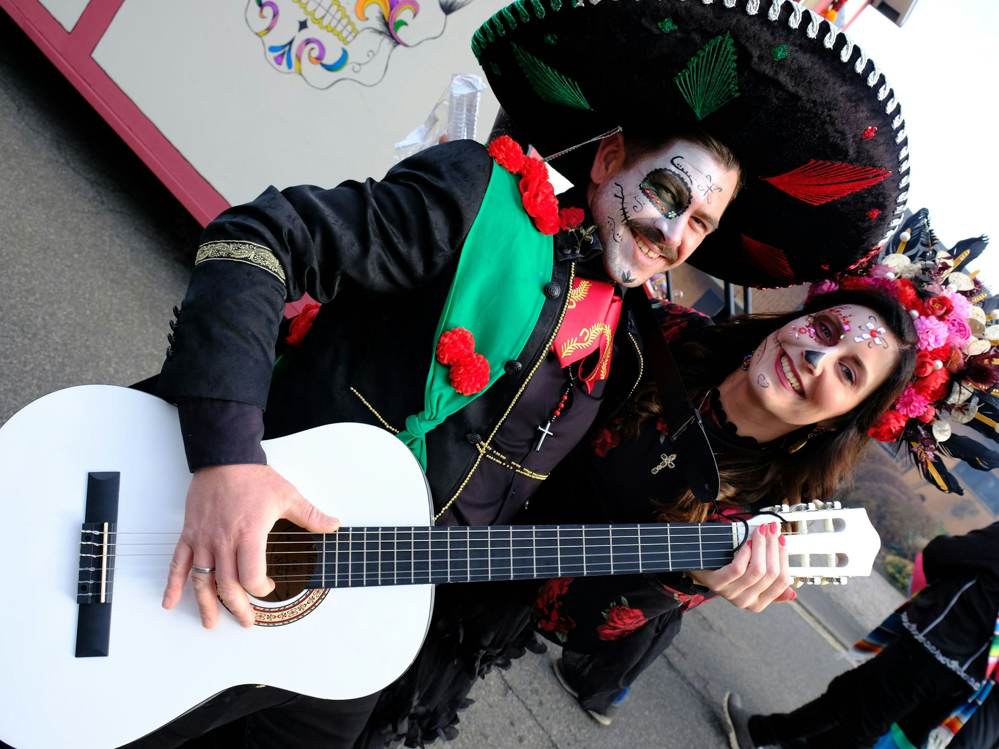 Die Genussfreunde aus Wahlen feierten beim Rosenmontagszug in Sistig den mexikanischen Tag der Toten.