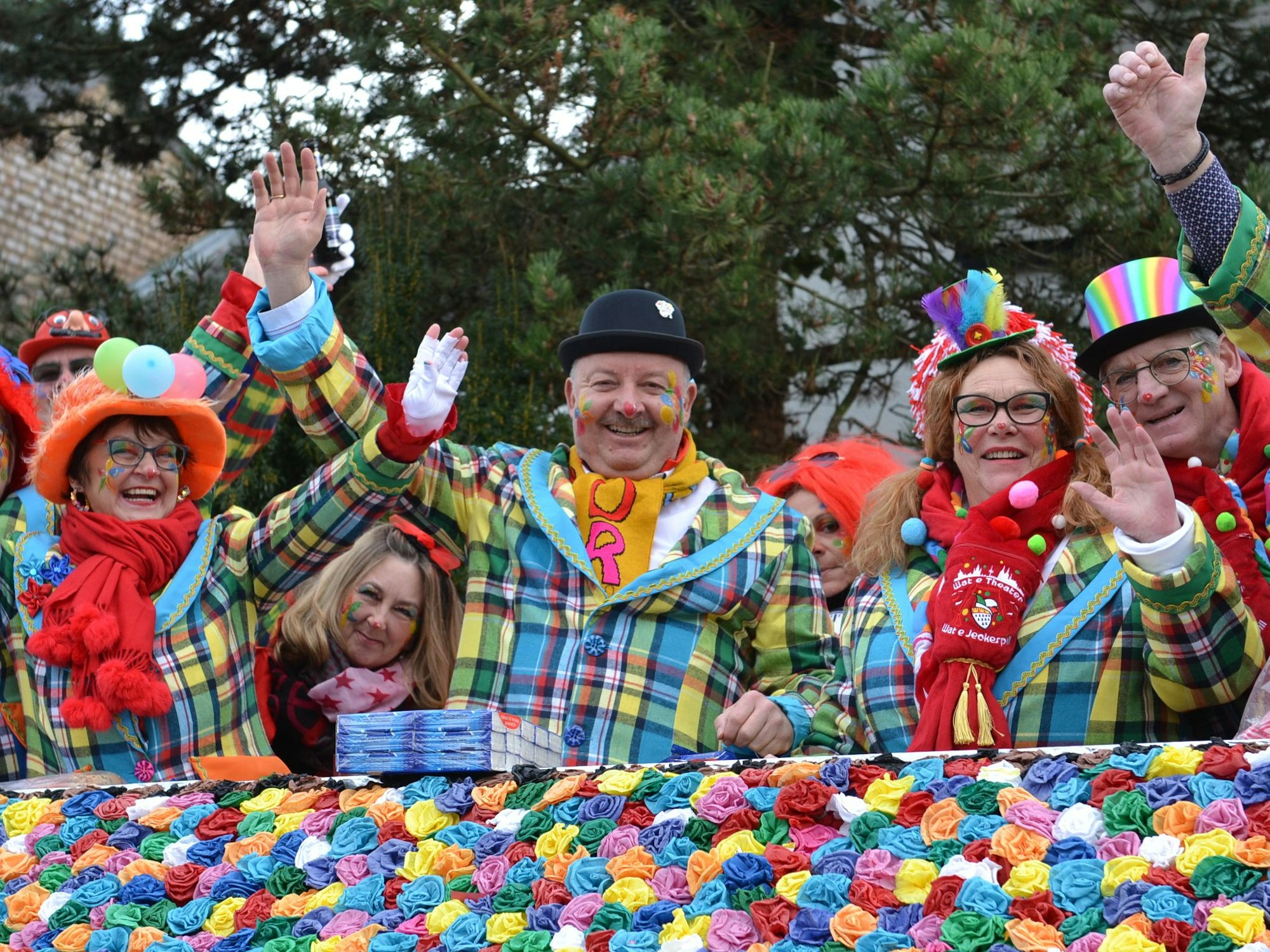 Farbenfroh genossen die Vernicher Clowns das jecke Treiben beim Straßenkarneval.