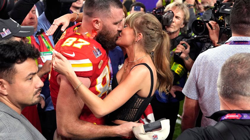 Taylor Swift küsste ihren Freund Travis Kelce nach dessen Sieg mit den Kansas City Chiefs im Super Bowl.