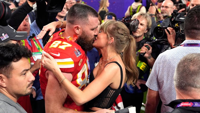 Taylor Swift küsste ihren Freund Travis Kelce nach dessen Sieg mit den Kansas City Chiefs im Super Bowl.