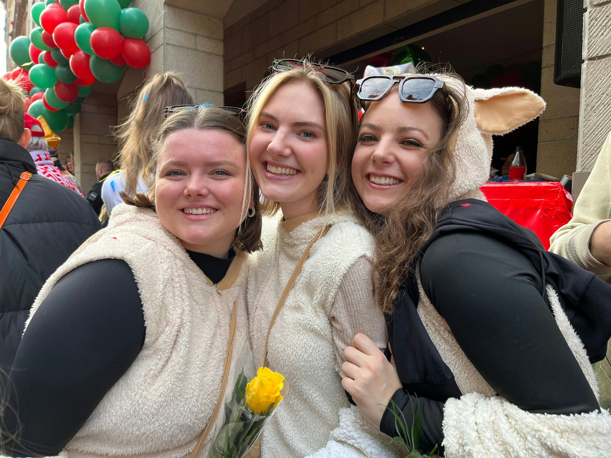 Madlen, Carina und Elli sind zum ersten Mal beim Kölner Rosenmontagszug