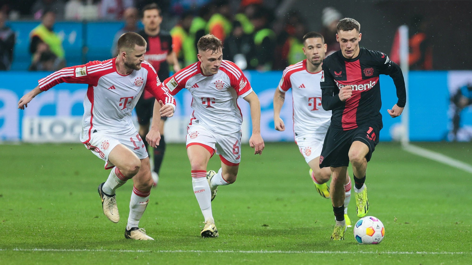 Bayerns Eric Dier, Joshua Kimmich und Raphael Guerreiro verfolgen Levekusens Florian Wirtz.