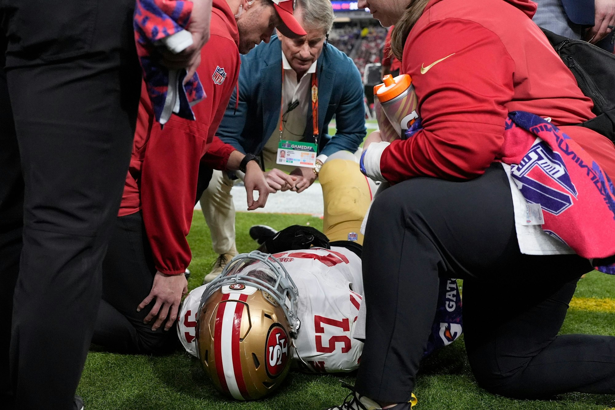 San Francisco 49ers Linebacker Dre Greenlaw (57) wird nach einer Verletzung geholfen.