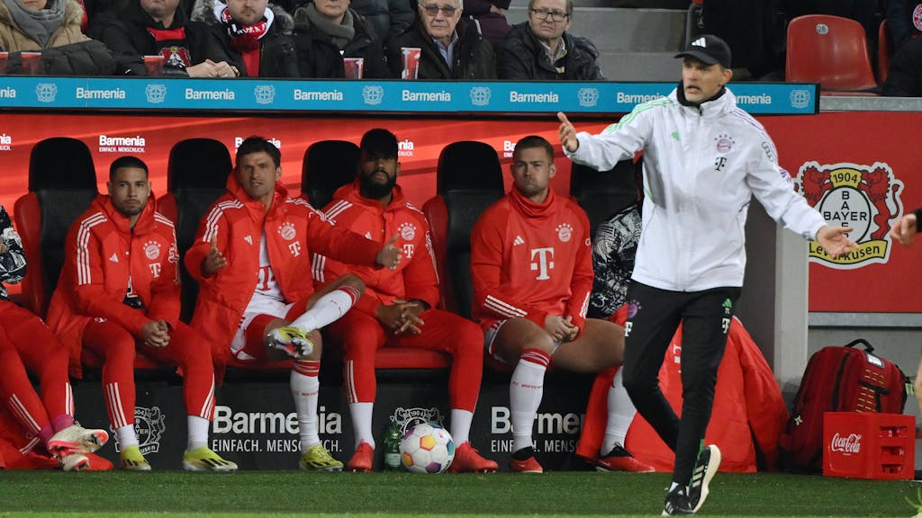 Thomas Tuchel vor der Bank beim Bayern-Auswärtsspiel in Leverkusen.&nbsp;