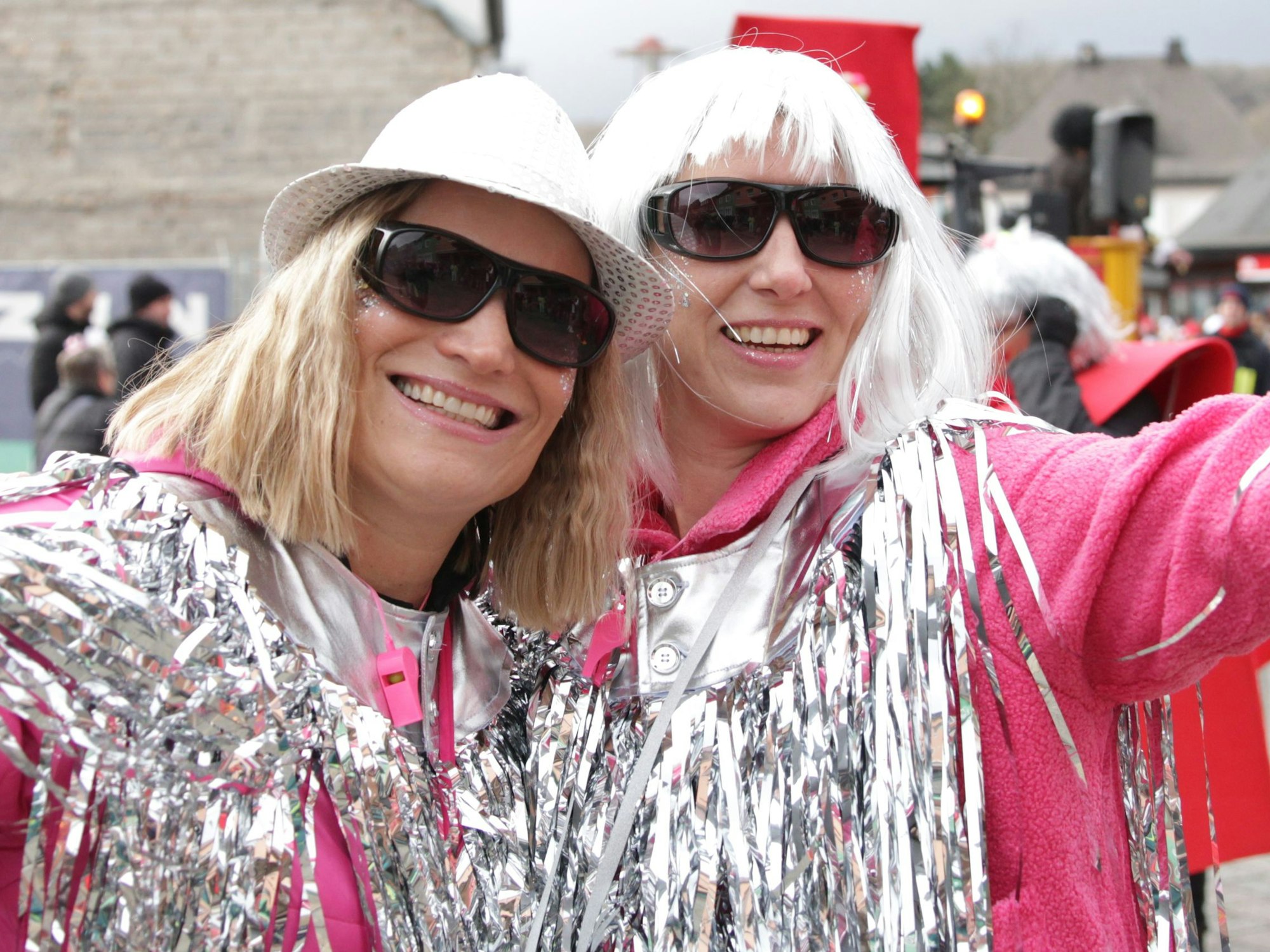 Debüt im Gemünder Karneval feierten die Jemöngder Glitter-Flitter  Andrea Melzer (l.) und Rita Ritzeler.