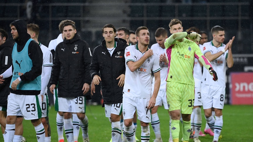 Spieler von Borussia Mönchengladbach bedanken sich bei den Fans.
