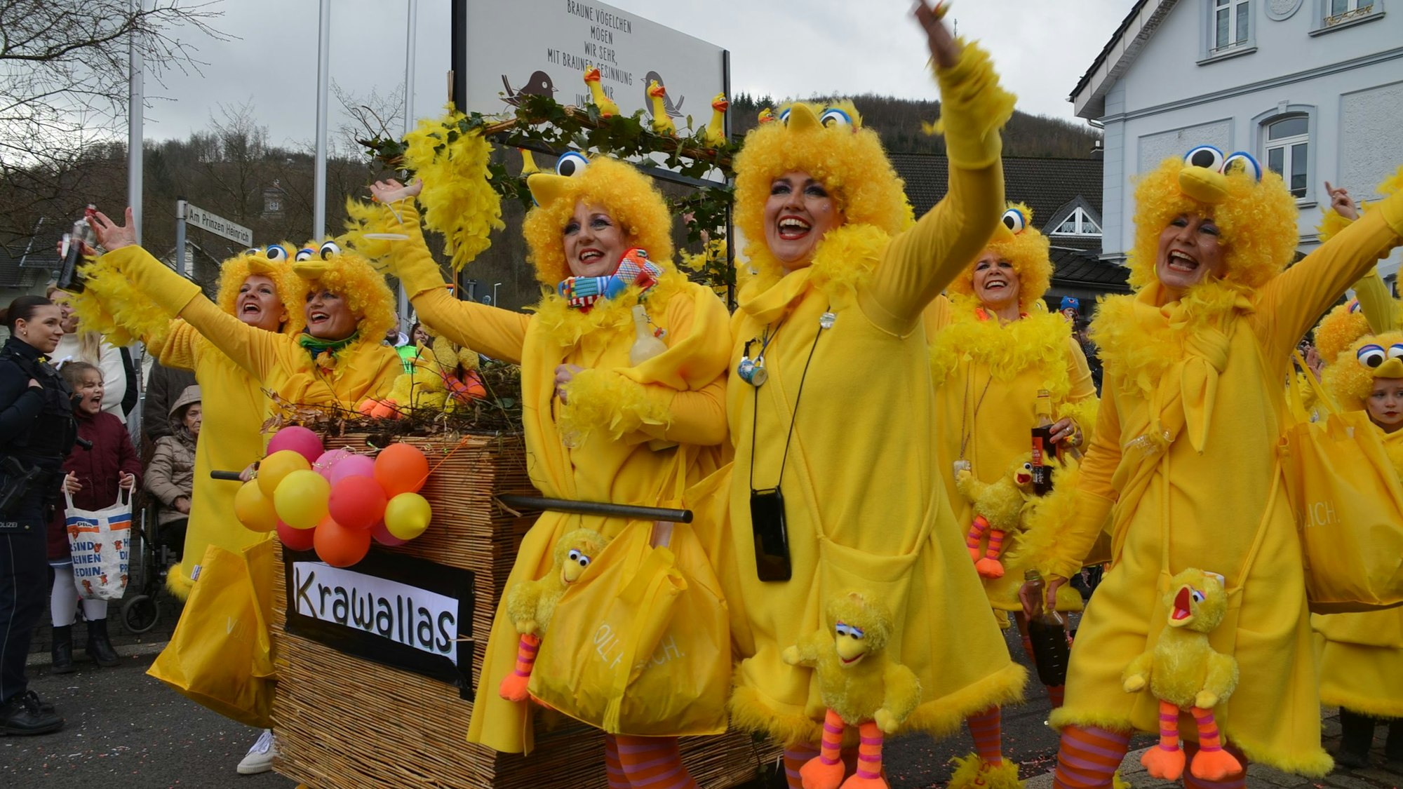 Eine Gruppe eines Karnevalsumzuges ist als gelbe Enten verkleidet.