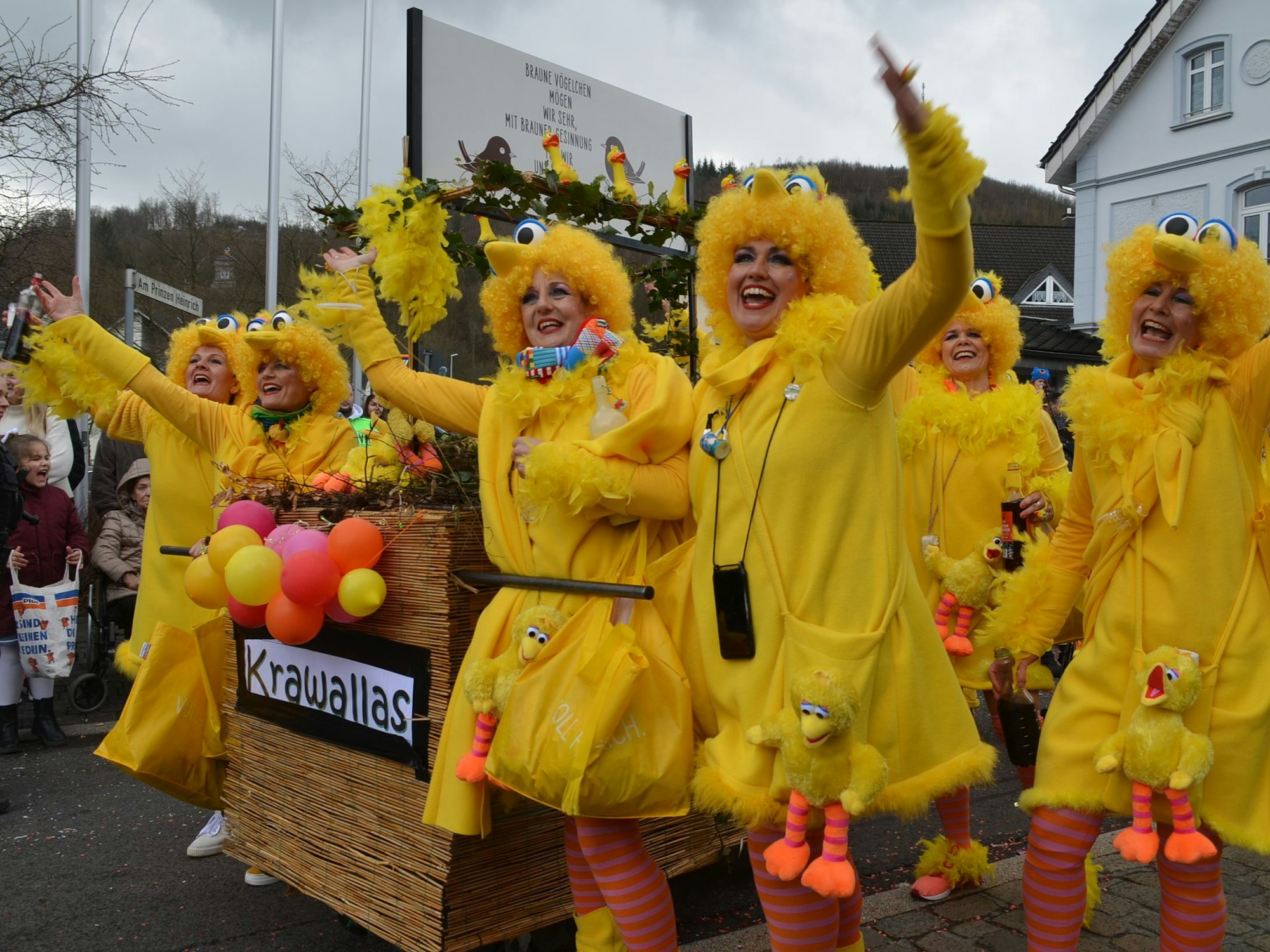 Eine Gruppe eines Karnevalsumzuges ist als gelbe Enten verkleidet.