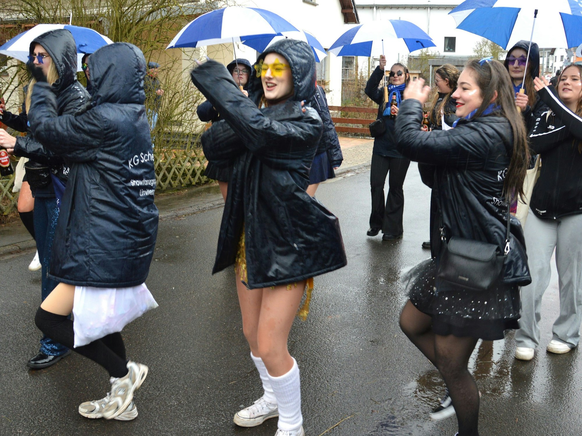 Tanzen im Regen: Die Schevener Garde ließ sich auch vom Wetter die Stimmung nicht vermiesen. 