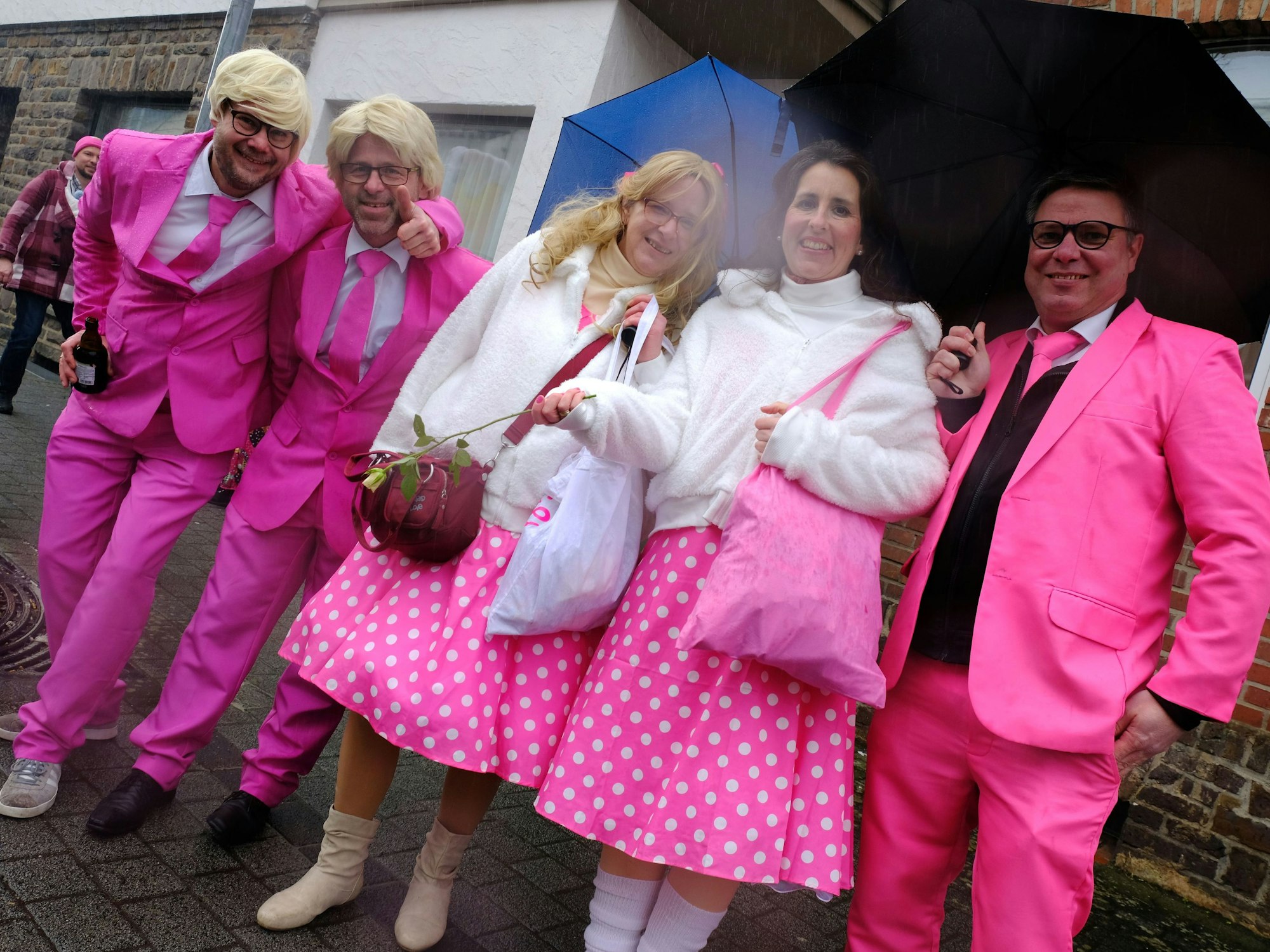 Ein Traum in Pink: Barbies und Kens durften auch unter den Zuschauern beim Hellenthaler Rosenmontagszug nicht fehlen.