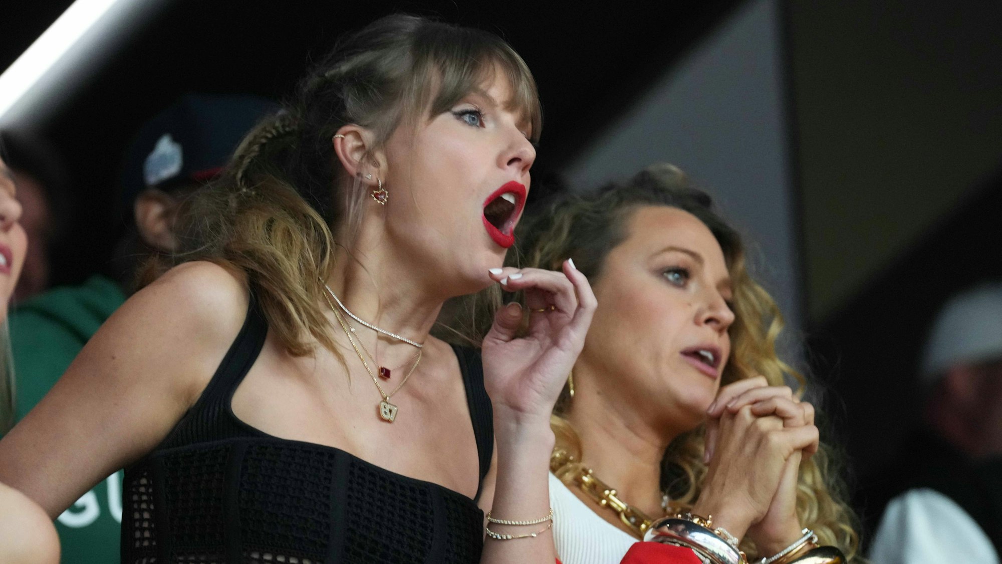 Taylor Swift und ihre Freundinnen, u.a. Blake Lively (r.), fiebertenbeim Super Bowl mit. Am Ende kannte der Jubel keine Grenzen.