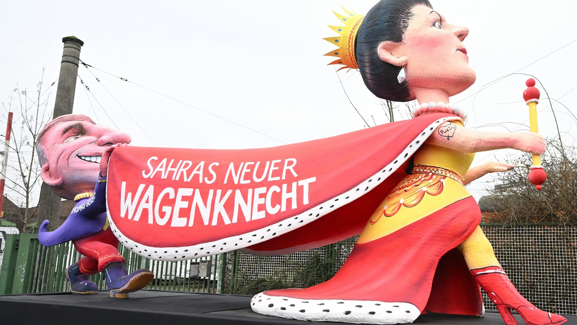 Persiflagewagen beim Rosenmontagszug 2024 in Düsseldorf: Bündnis Sahra Wagenknecht? Die Ex-Linke wird hier zur Monarchin.