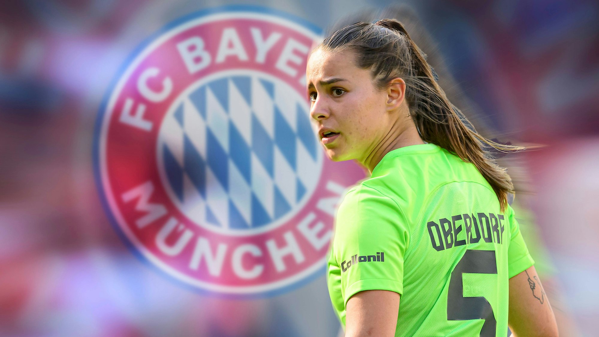 Lena Oberdorf steht vor einem Logo des FC Bayern München (Fotomontage).