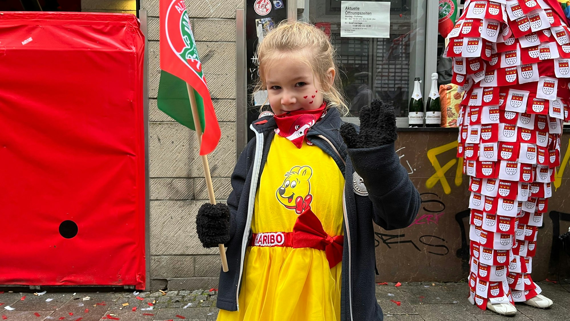 Die fünfjährige Sidney aus Frankfurt am Main freut sich auf ihren ersten Rosenmontagszug in Köln.