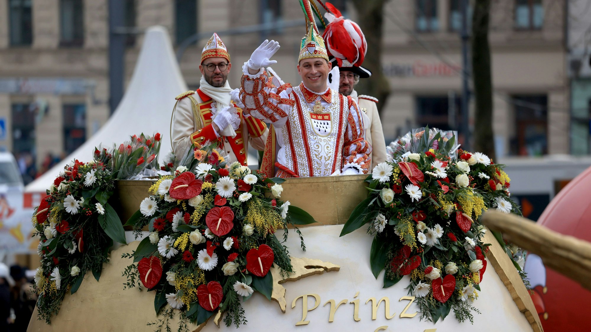 Höhenpunkt des Kölner Karnevals und Höhepunkt seiner Regentschaft: Prinz Karneval Sascha I. (Sascha Klupsch) fährt in seinem Prunkwagen auf die Strecke des Rosenmontagsumzugs.