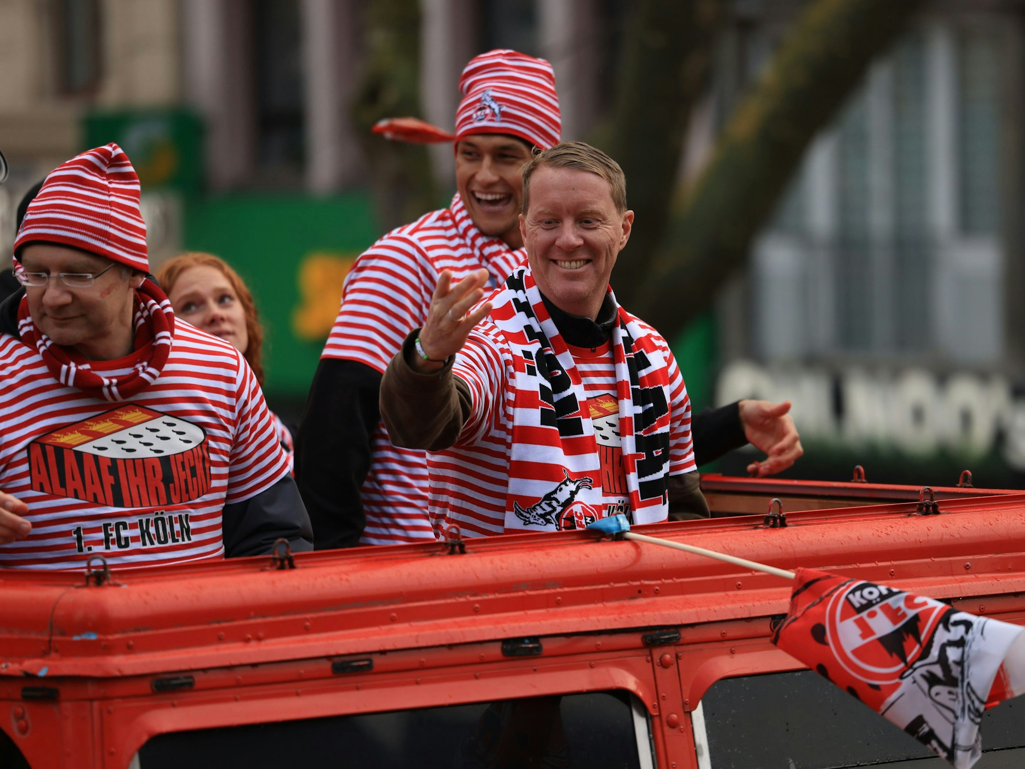 FC-Köln-Trainer Timo Schultz winkt von einem Karnevalswagen.