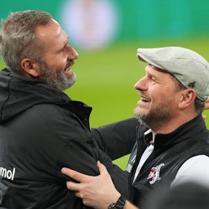 Tim Walter (l.) ist nicht mehr Trainer des Hamburger SV, der HSV-Fan und Kölns Ex-Coach Steffen Baumgart gilt als heißer Kandidat für das Traineramt. (Archivbild)