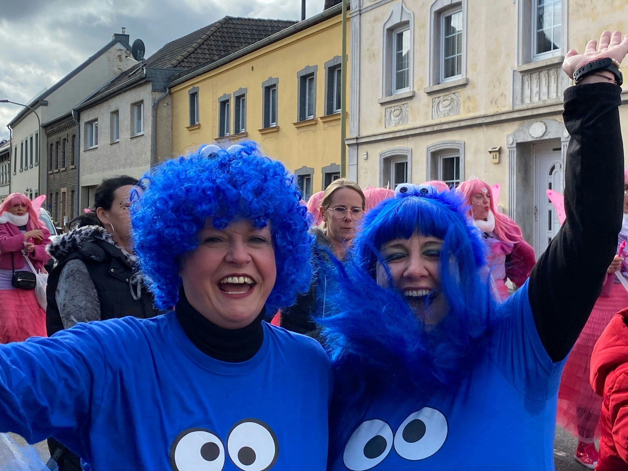Die Freundinnen Angelika Auer und Verena Stradza sehen sich nicht oft, weil Angelika inzwischen am Bodensee lebt, aber an Karneval suchen sie immer ein gemeinsames Kostüm. In diesem Jahr: Das Krümelmonster.