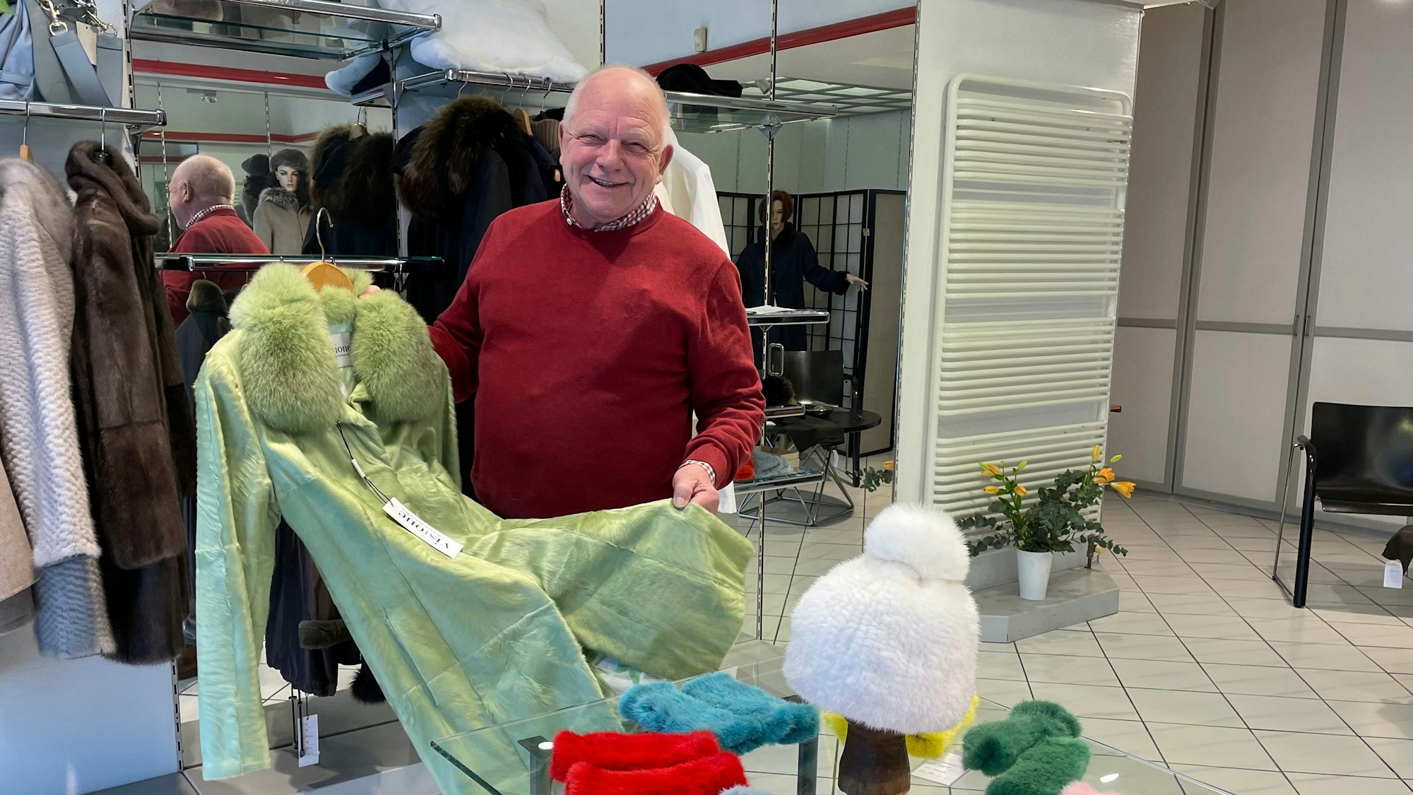 Martin Vogt mit grünem Pelzmantel in seinem Geschäft in Rodenkirchen.