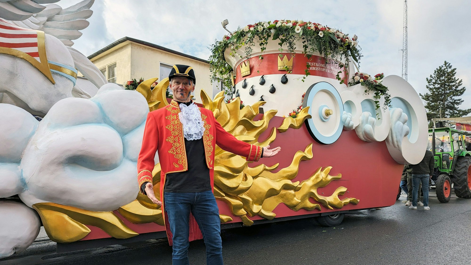 Thorsten Schröder, ‚Tagesschau‘-Sprecher, steht vor dem Wagen des Präsidenten des Festkomitees Kölner Karneval, auf dem er mitfahren wird.