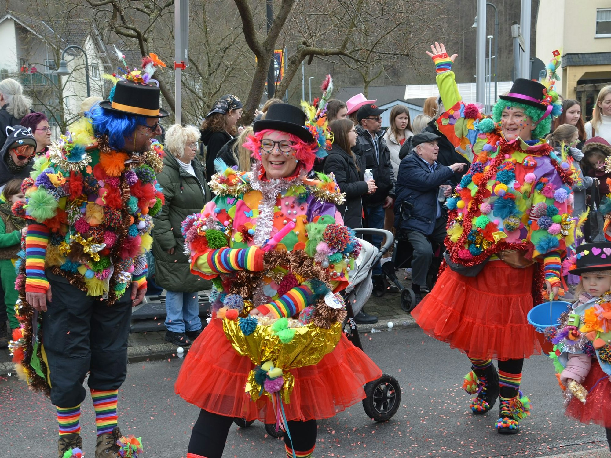 Eine als bunte Clowns verkleidete Fußgruppe beim Morsbacher Rosenmontagszug.