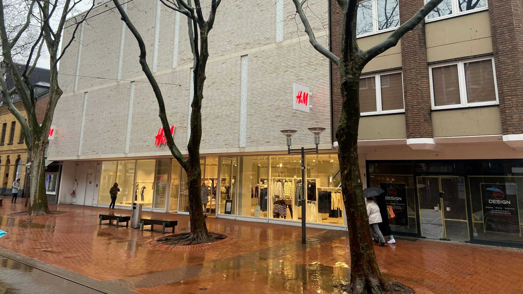 Nach zehn Jahren in der Fußgängerzone wird die H&M-Filiale im Februar 2025 geschlossen, auch die benachbarten Geschäfte Bijou Brigitte und Hunkemöller haben geschlossen.