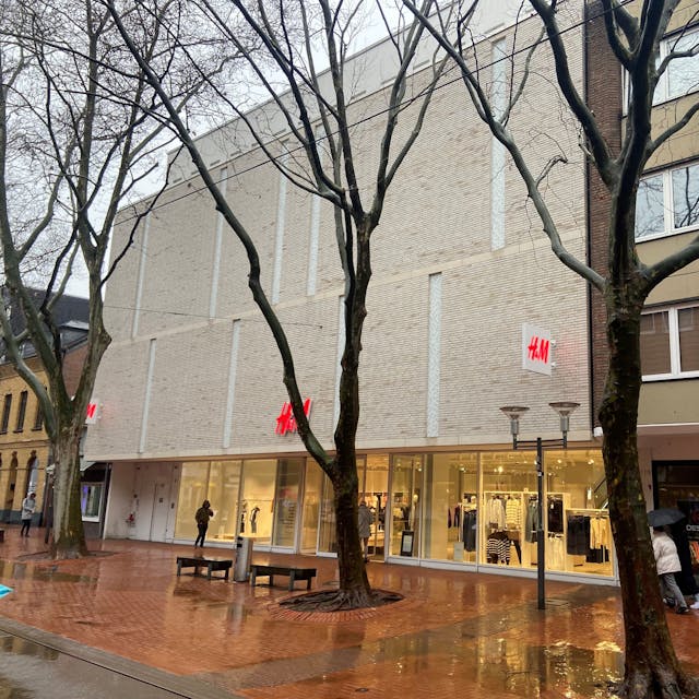 Nach zehn Jahren in der Fußgängerzone wird die H&amp;M-Filiale im Februar 2025 geschlossen, auch die benachbarten Geschäfte Bijou Brigitte und Hunkemöller haben geschlossen.
