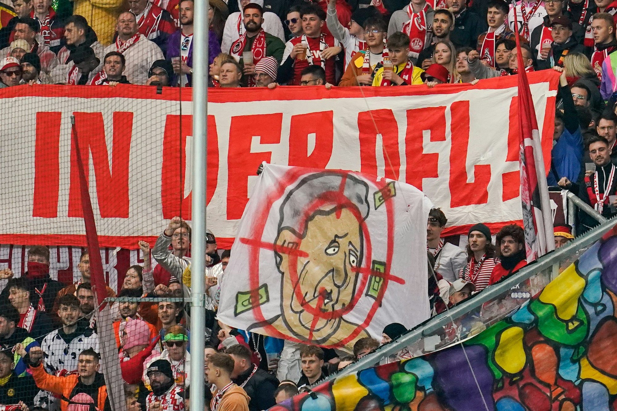 Fans des 1. FC Köln protestieren gegen den Investoren-Einstieg.