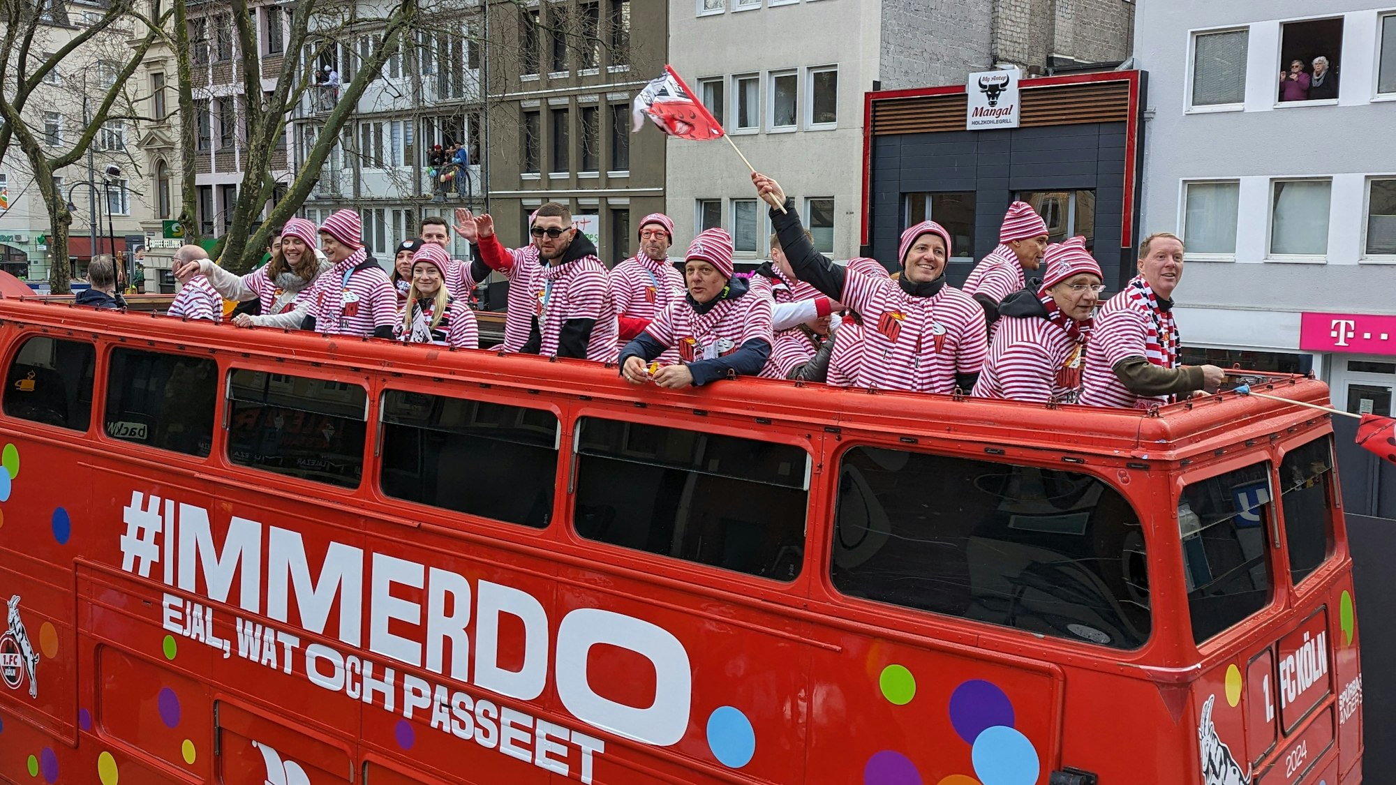 Ein roter Bus auf dem Rosenmontagszug