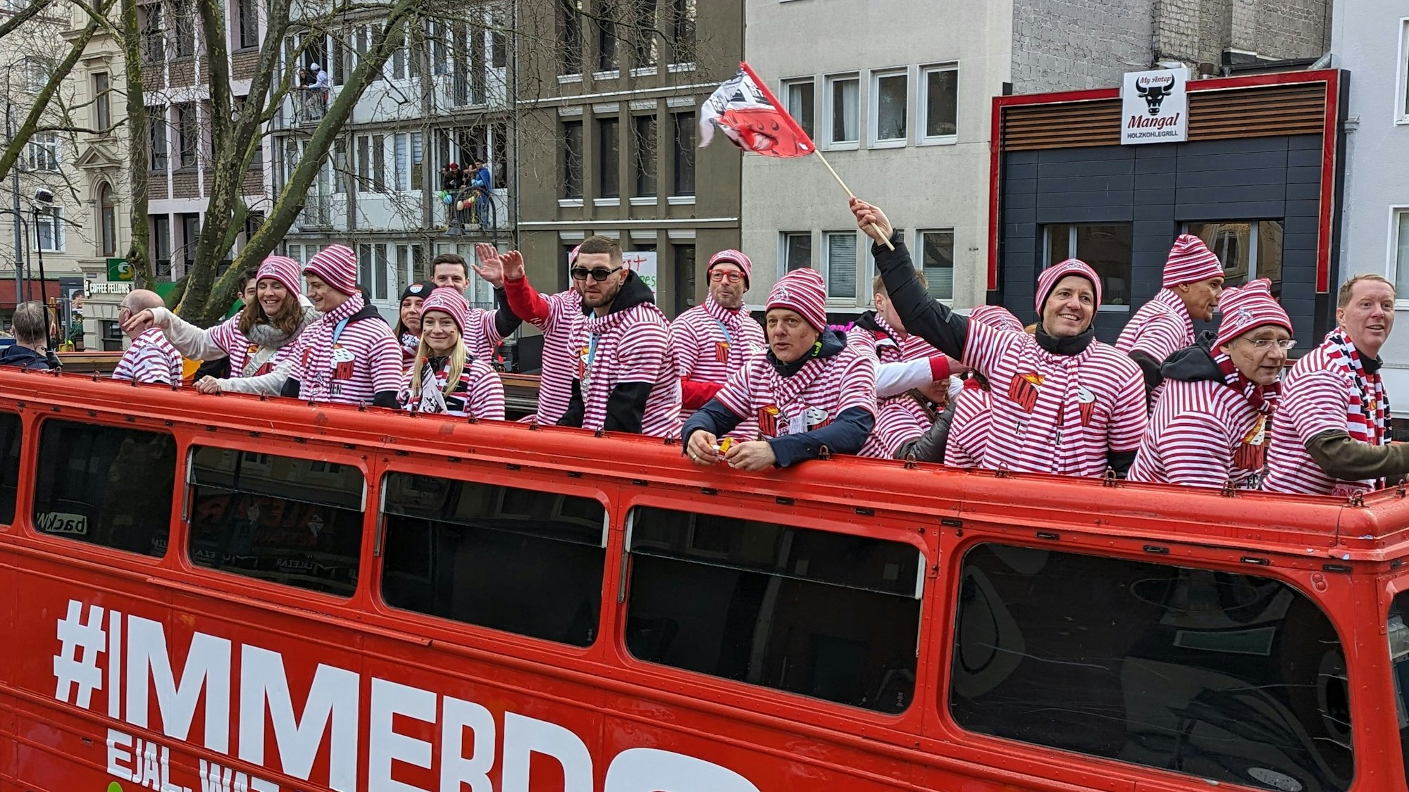Der Wagen des Fußballverein 1. FC Köln fährt auf die Strecke des Kölner Rosenmontagszug.