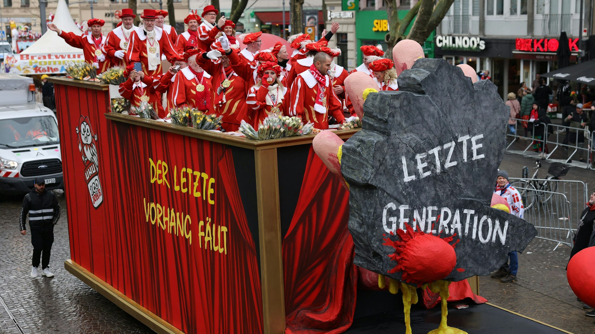 Vor ein paar Tagen hat die Letzte Generation angekündigt, künftig vom Festkleben auf Straßen abzusehen. Vergessen hat man ihr die vielen Stunden Stillstand auf deutschen Straßen wohl noch nicht. Im Kölner Karneval sind sie Ziel von faulem Gemüse.
