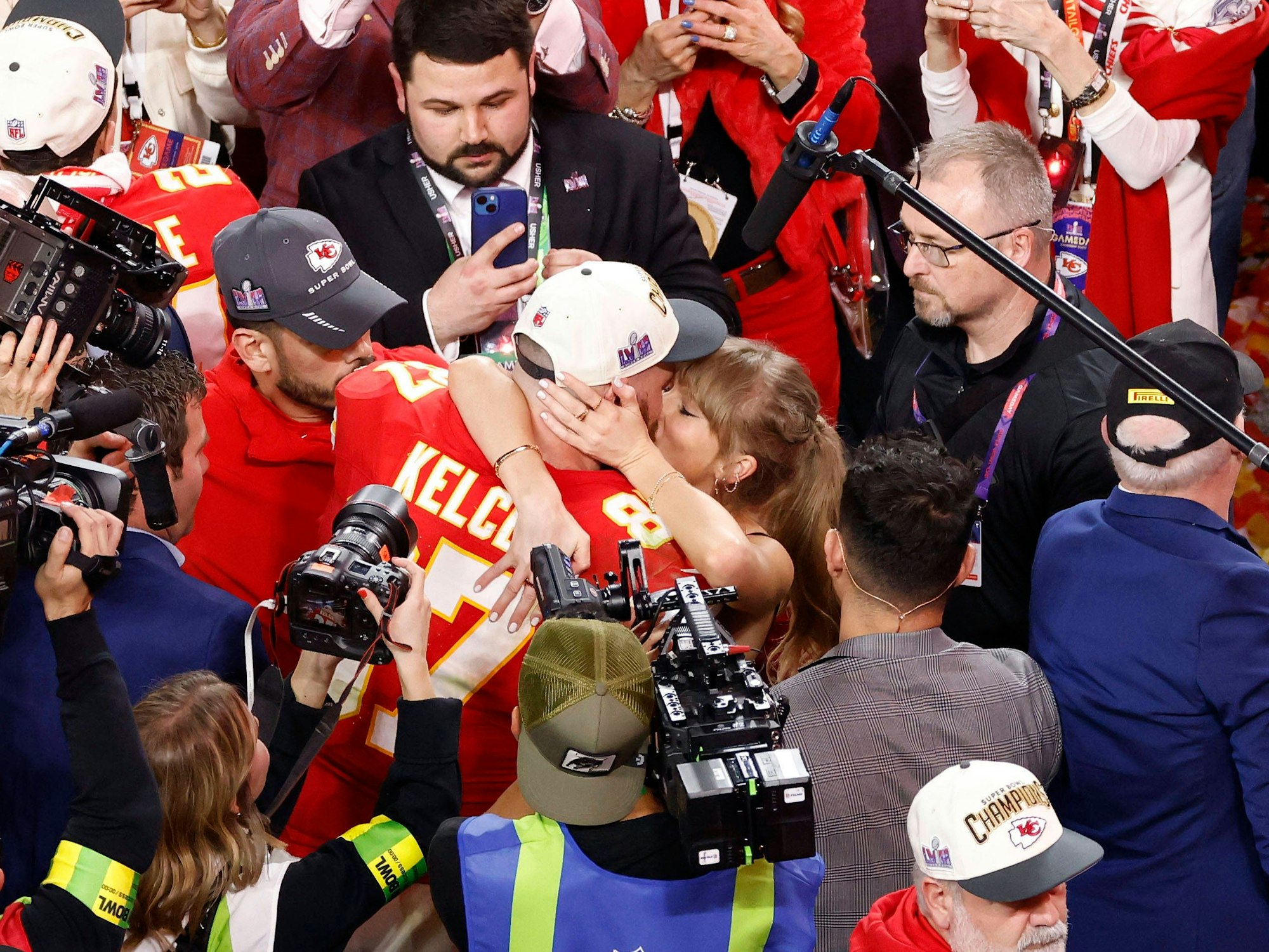 Taylor Swift küsst nach dem Super Bowl ihren Freund Travis Kelce.
