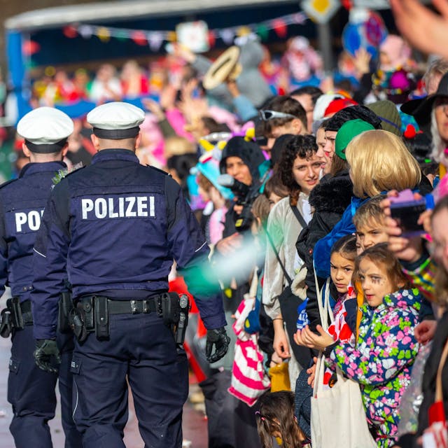 Polizisten im Einsatz am Kölner Rosenmontag