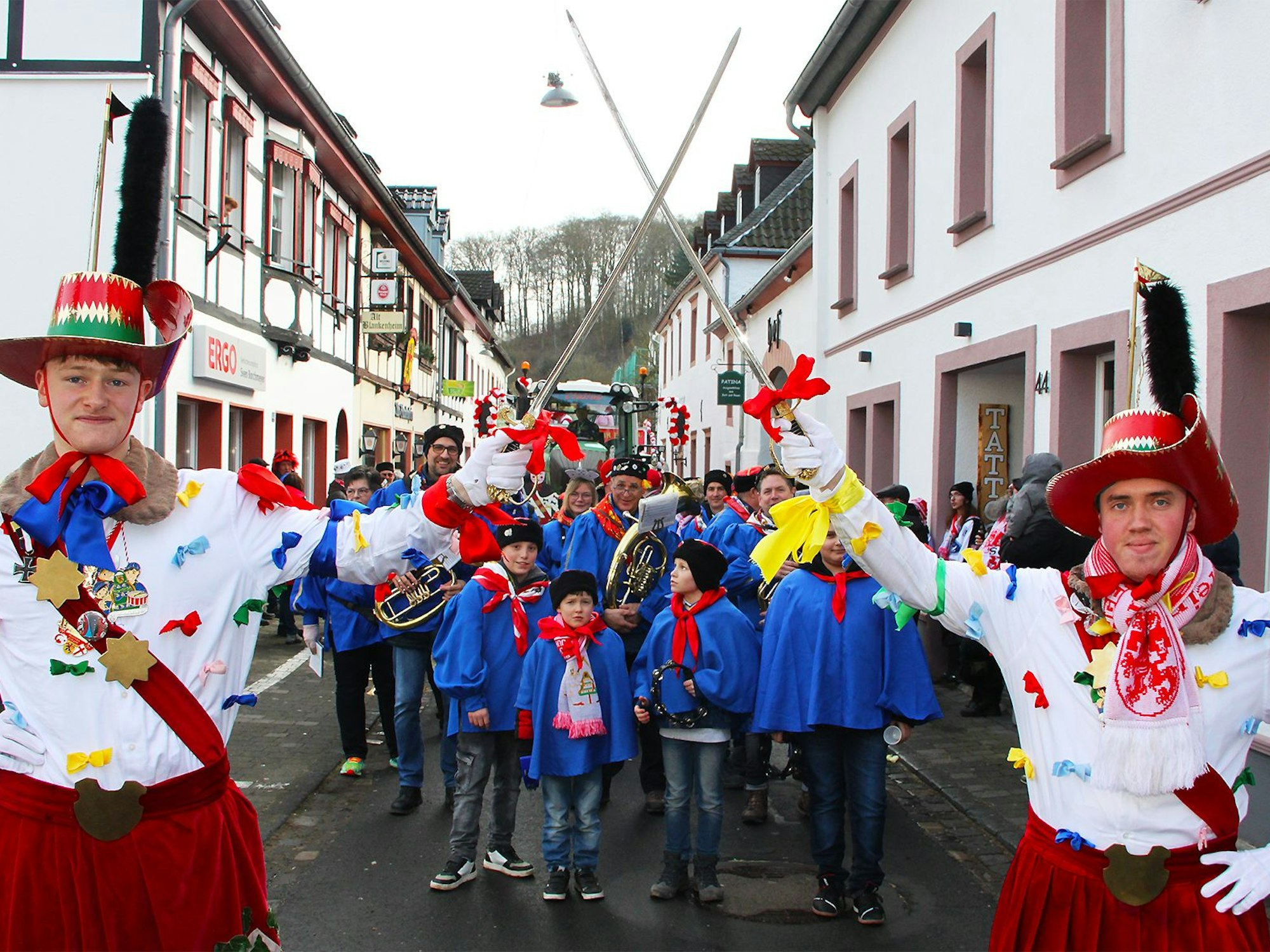 Tom Franzen (links) und Noël Mercier sind die diesjährigen „Jecken Böhnchen“. Die beiden Traditionsfiguren im Blankenheimer Karneval eröffneten den Zoch mit ihrem Tanz zum „Juh-Jah“-Lied.