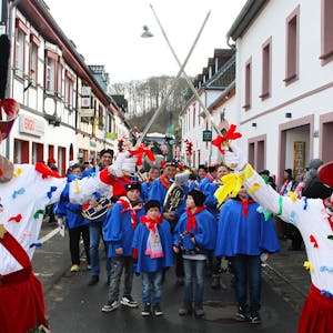 Tom Franzen (links) und Noël Mercier sind die diesjährigen „Jecken Böhnchen“. Die beiden Traditionsfiguren im Blankenheimer Karneval eröffneten den Zoch mit ihrem Tanz zum „Juh-Jah“-Lied.