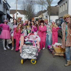 Ein jeckes Barbie-Schloss hat diese Gruppe im Stotzheimer Karnevalszug dabei.