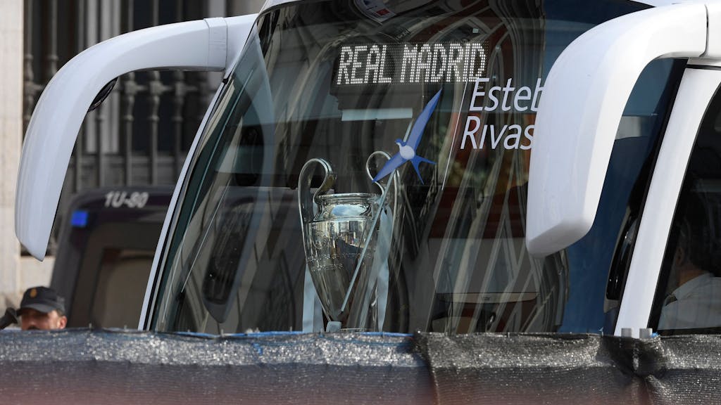 Ein Blick auf die Vorderseite des Mannschaftsbusses von Real Madrid.