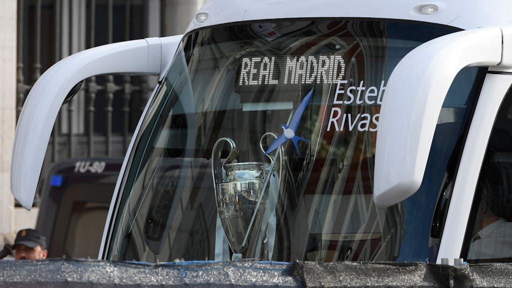 Ein Blick auf die Vorderseite des Mannschaftsbusses von Real Madrid.