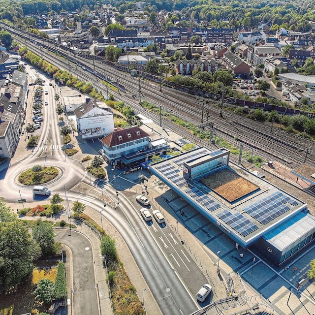 Das Luftbild zeigt Kerpen-Horrem mit dem Bahnhof im Vordergrund.