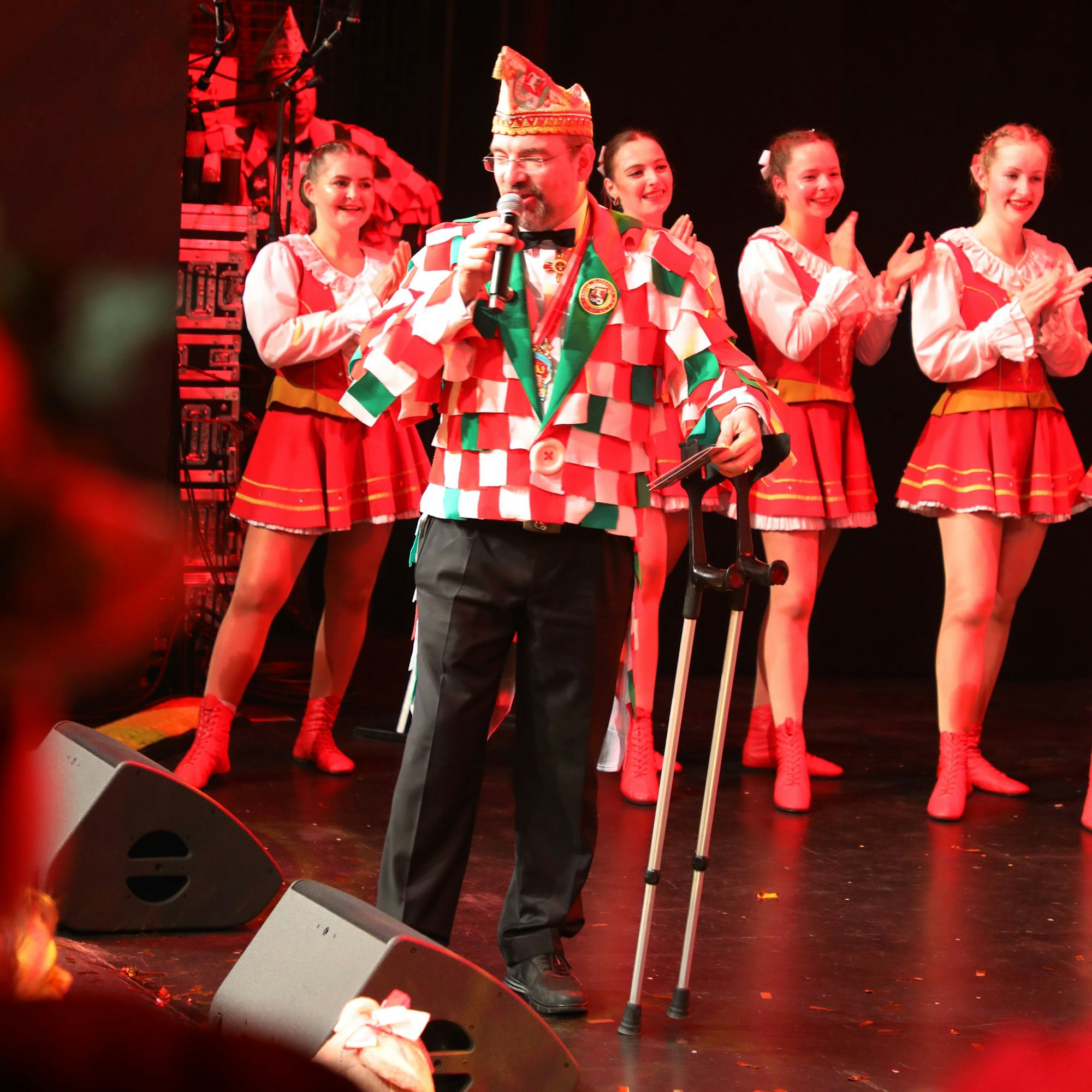 Der Präsident der Großen Gladbacher KG, Alexander Pfister, steht auf der Bühne der Löwen-Party an Karnevalssamstag, 8. Februar 2024, und moderiert das Tanzkorps der Kürtener Mellsäck ab.