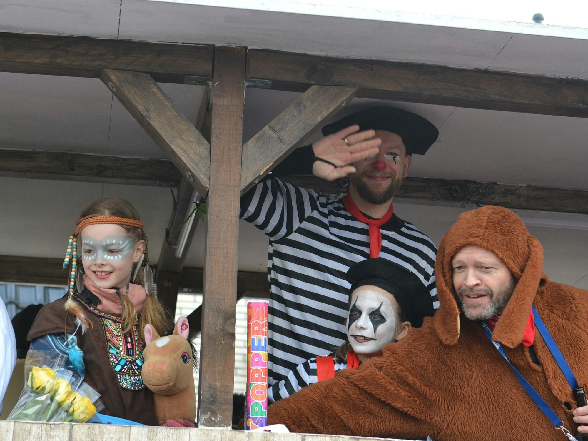 Das Bild zeigt verkleidete Karnevalisten auf einem Wagen in Groß-Vernich.