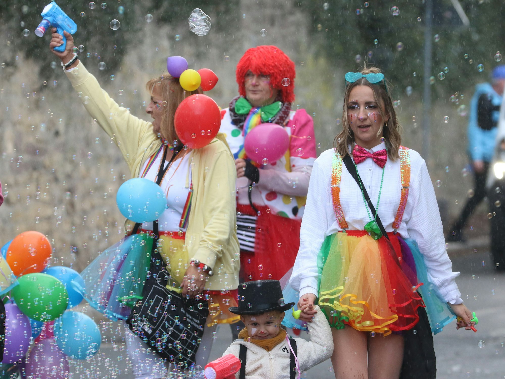 Seifenblasen, Luftballons und bunte Kostüme waren der Knaller in Iversheim.